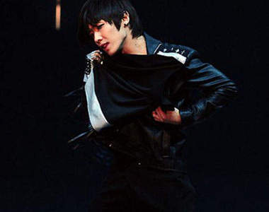 MBLAQ《李準》 熱烈演出  摔下台