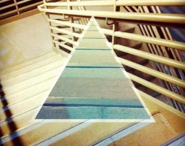 走上日暮里車站樓梯的第23階...千萬不要回頭看...