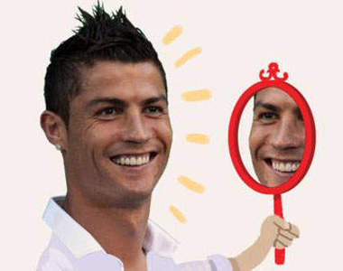 C羅: 你們說我壞話都是因為我長得帥(梳頭)