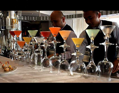 好神奇!一次倒完12杯調酒的神技!!