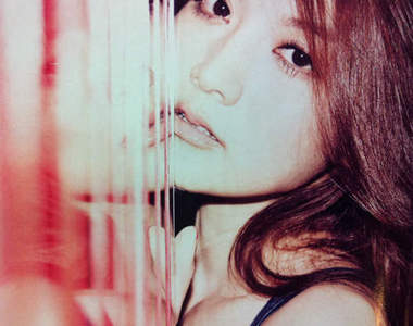 吳亞馨 不要露個小褲褲在窗邊，會被看光啦><