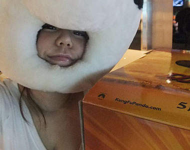 正妹揪網友穿熊貓裝看片 段逸如:這丟係氣魄~