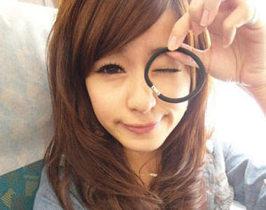 正妹敎你綁頭髮 20秒零技巧丸子頭+絲巾的3種變化 