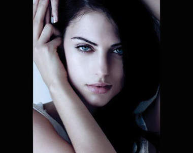 真人版吉兒 茱莉亞 沃斯(Julia Voth)