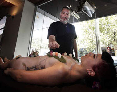 裸身壽司餐廳　讓你吃起來更津津有味