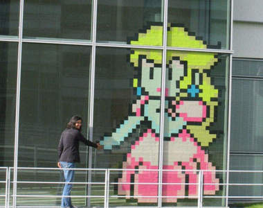 法國正流行:使用便利貼在玻璃窗上做成的卡通人物~