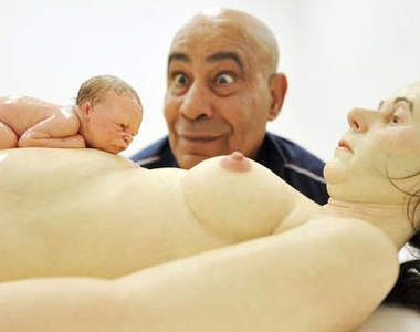 真人假人傻傻分不清楚！ Ron Mueck 超現實人體雕塑