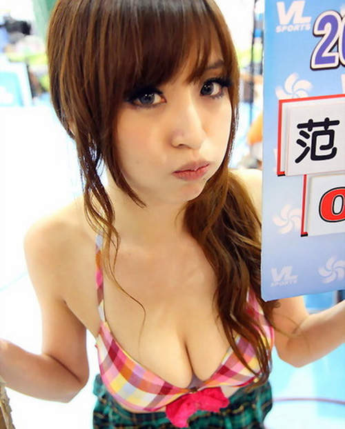 職撞舉牌女郎 Lucy 就算穿羽絨衣~我們還是會支持妳 - 圖片1 職撞舉牌女郎 Lucy 就算穿羽絨衣~我們還是會支持妳 - 圖片1