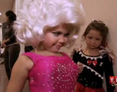 《僑奶假屁妹》我驚訝不是因為妳僑奶跟裝假屁，而是妳只有 4 歲！