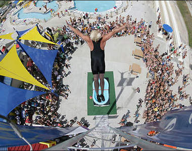 11公尺高 30公分深 特技跳水打破金氏紀錄