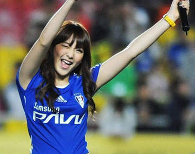 KARA成員《姜智英》的原味足球衣 賣破８萬元