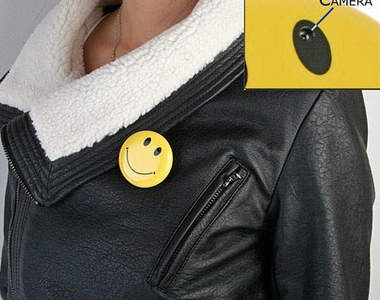 可愛且輕巧的《笑臉胸章相機》