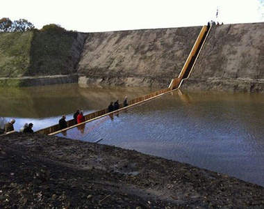 現代摩西分紅海?《水中橋》讓人輕鬆通過護城河~
