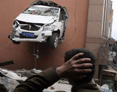 這車是怎麼開的?讓人哭笑不得的車禍現場