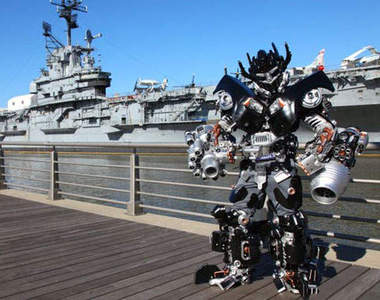 變形金剛出現在紐約街頭！欸～大小有點不一樣