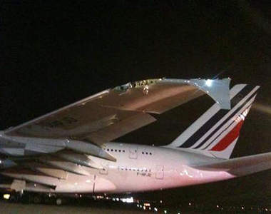 搞什麼飛機～空中巴士機場擦撞小飛機