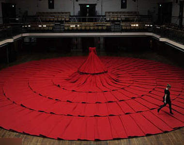 超級大紅洋裝 最多238個人＂穿＂上它