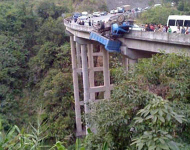 超扯車禍現場:卡車被懸在61米高空上~