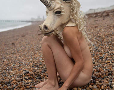 充滿魔性的性感美學《Naked Girls with Masks》