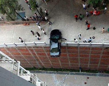 在車上的甜蜜行為 ♥♥ 差點讓人沒命了...