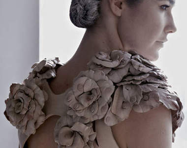 你看得出這牛皮哪裡不一樣？3000個《牛乳頭》作成的禮服