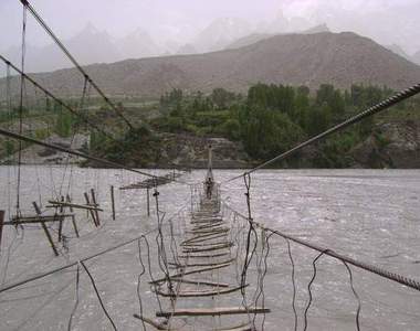 全世界最恐怖的橋《胡賽尼吊橋》