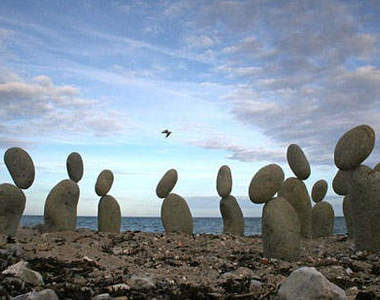 《平衡石頭藝術》他立的石頭都可以成奇景了！！