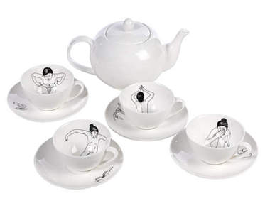 快來跟《泡澡女孩》一起在茶葉中漫遊吧！