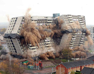 大樓爆破直擊！看起來就像一塊蛋糕...