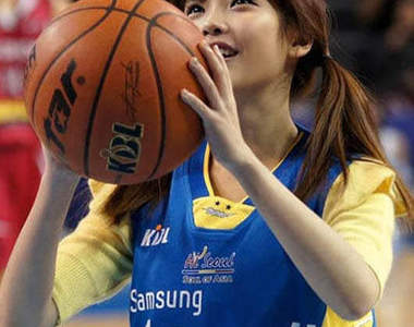 可愛甜美歌星IU 在籃球場開球!!