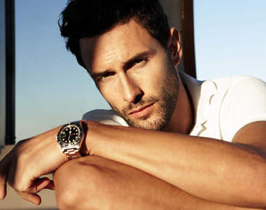 禁慾系的西裝帥哥Noah Mills