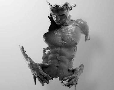 泥巴中現形的隱形人藝術