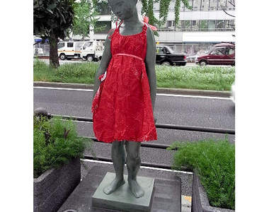 幫街頭雕像穿上衣服的到底是誰？？？