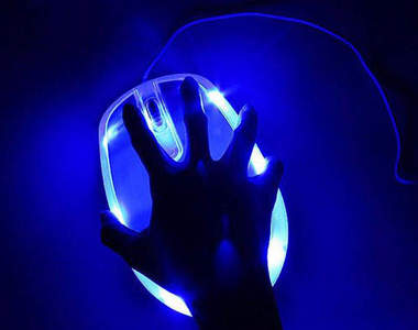 超級大的滑鼠  伸展五指你才Hold的住