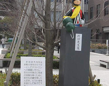 你看過校園裡的紀念銅像長這樣嗎！？