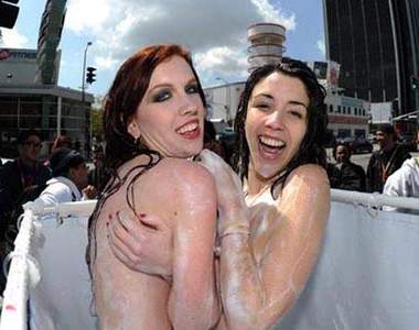 世界水資源日 大家一起當街洗香香