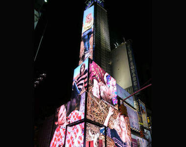 時代廣場旁的液晶電視大樓 真想站在下面好好觀賞說...