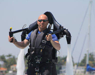 水壓飛行器 一噴就衝天的飛行(阿~嘶)