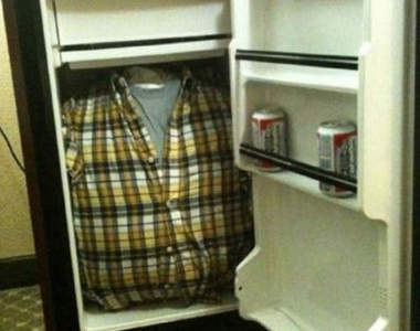 你壞壞！誰准你醬躲在飯店冰箱裡面嚇人（指）