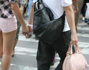 體貼溫柔男 來！我幫妳拿包包