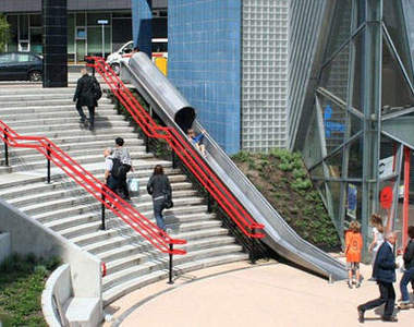 下樓梯也能做成遛滑梯  上班一大樂趣啊