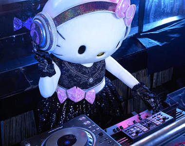 DJ KT in the house～♪　Hello Kitty轉行當DJ啦～♪♪♪