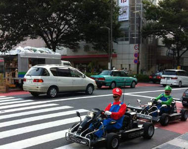 你沒看錯！真實版《瑪莉歐賽車》出現東京街頭！