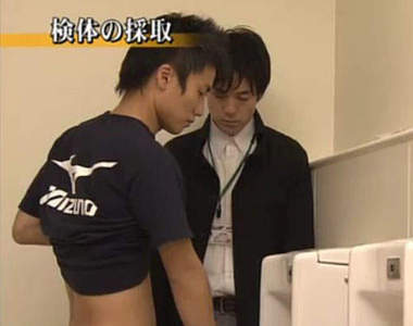 運動員的尿液檢查過程~脫下褲子的瞬間...我...倒彈了(瞪)