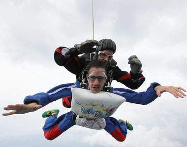 紳士的大冒險 帶著自己的抱枕老婆跳傘吧