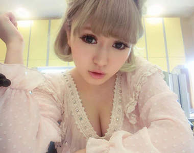 馮溪 童顏加上75大E乳量的可愛櫻桃妹