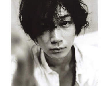 《綾野剛》2012年最值得注目的鹽臉就這張了啦♥