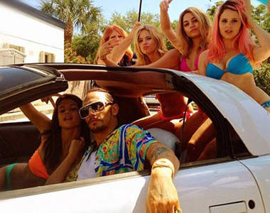 好運的詹姆斯法蘭科 電影《Spring Breakers》全都是比基尼！