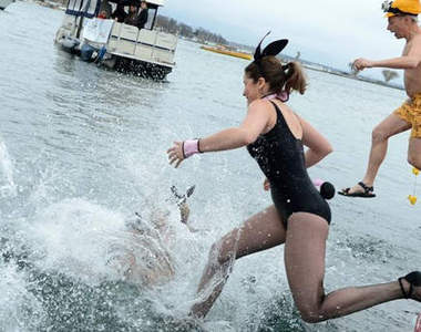 《日內瓦冬泳比賽》其實是化妝舞會吧～（笑）