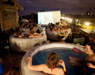 《熱澡盆電影院》泡熱水澡邊看電影(=ω=)